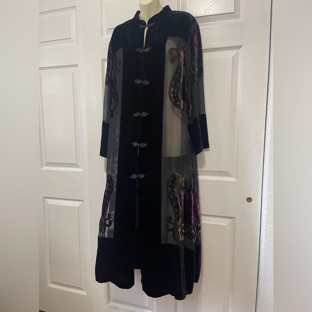 Aris A Velvet Burnout Duster black &
Purple for women size M brand new